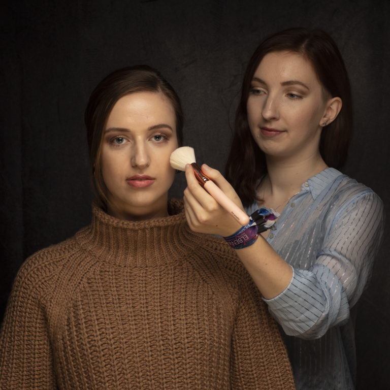 MAKING-OF Das Foto ist während des Fotoshootings im Studio des Fotografen Tom Lausen in Grünendeich Nahe Stade und Hamburg entstanden. Ich habe das Make-up & Hairstyling für das Shooting kreiert. Das Model trägt einen Nude Look mit einem Soft Smokey Eye und ein Sleek Hairstyling.