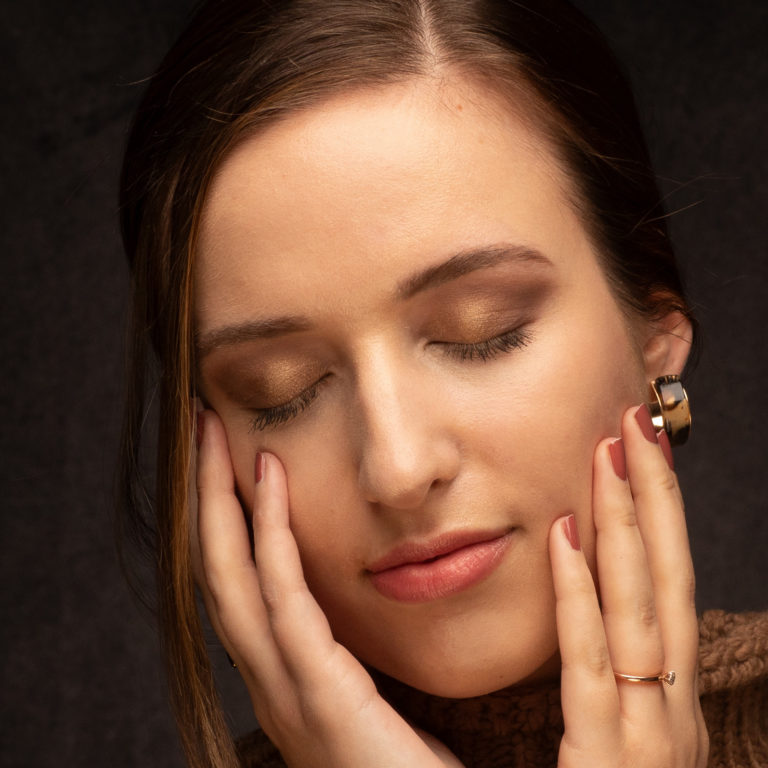 Das Foto ist in dem Studio des Fotografen Tom Lausen in Grünendeich Nahe Stade und Hamburg entstanden. Ich als Make-up Artist & Hairstylist habe den Look kreiert. Beim Hairstyling handelt es sich um einen Sleek Look und beim Make-up um einen Nude Look mit einem Soft Smokey Eye.