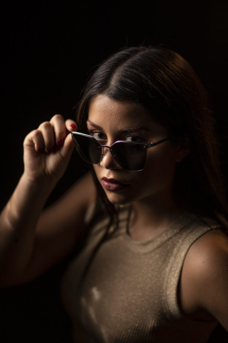 Das Foto ist von dem Fotografen Tom Lausen in seinem Studio in Grünendeich Nahe Stade und Hamburg entstanden. Ich als Make-up Artist & Hairstylist habe das Make-up & Hairstyling für das Model kreiert.