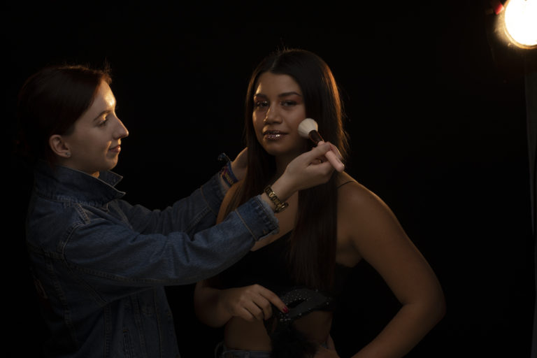 Das Foto ist von dem Fotografen Tom Lausen in seinem Studio in Grünendeich Nahe Stade und Hamburg entstanden. Ich als Make-up Artist & Hairstylist habe das Make-up & Hairstyling für das Model kreiert.