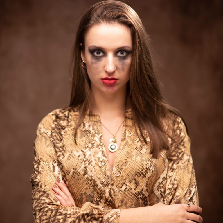 Das Foto ist in dem Studio des Fotografen Tom Lausen in Grünendeich Nahe Stade und Hamburg entstanden. Ich als Make-up Artist & Hairstylist habe den Look für das Model kreiert. Es handelt sich um schwarze Smokey Eyes und rote Lippen.